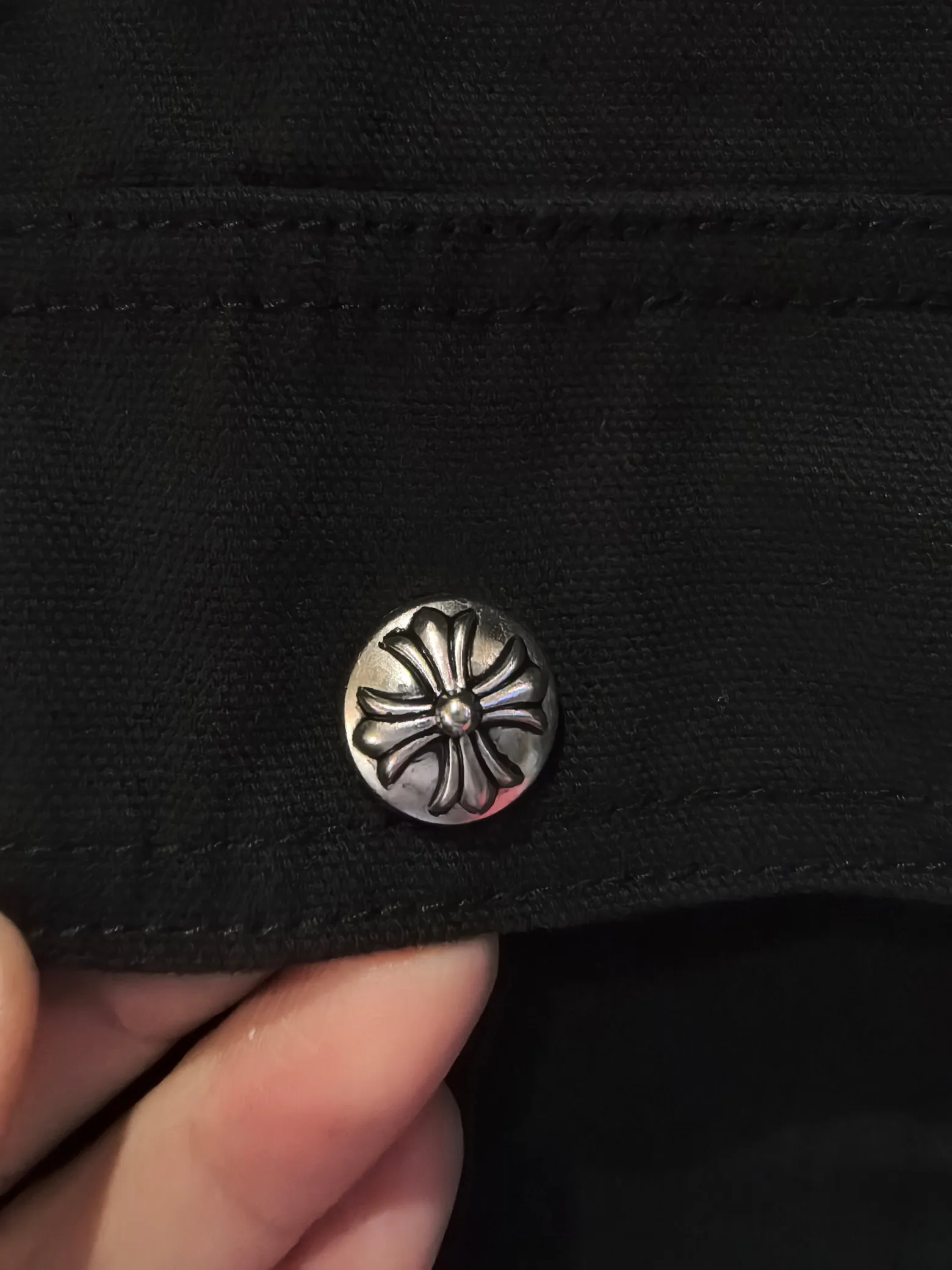 P480 Chrome Hearts advanced custom model, Chrome Hearts patchwork leather denim jacket, twill denim custom fabric, cross patchwork leather is all imitation lambskin, all dyed to completely restore no color difference, the inner leather label is first-layer calfskin, all hardware is 925 silver plated, it is the highest version, you get what you pay for, the same size for men and women, size S M L XL.